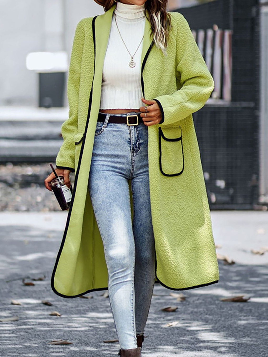 Manteau à manches longues avec bordure contrastée et poches