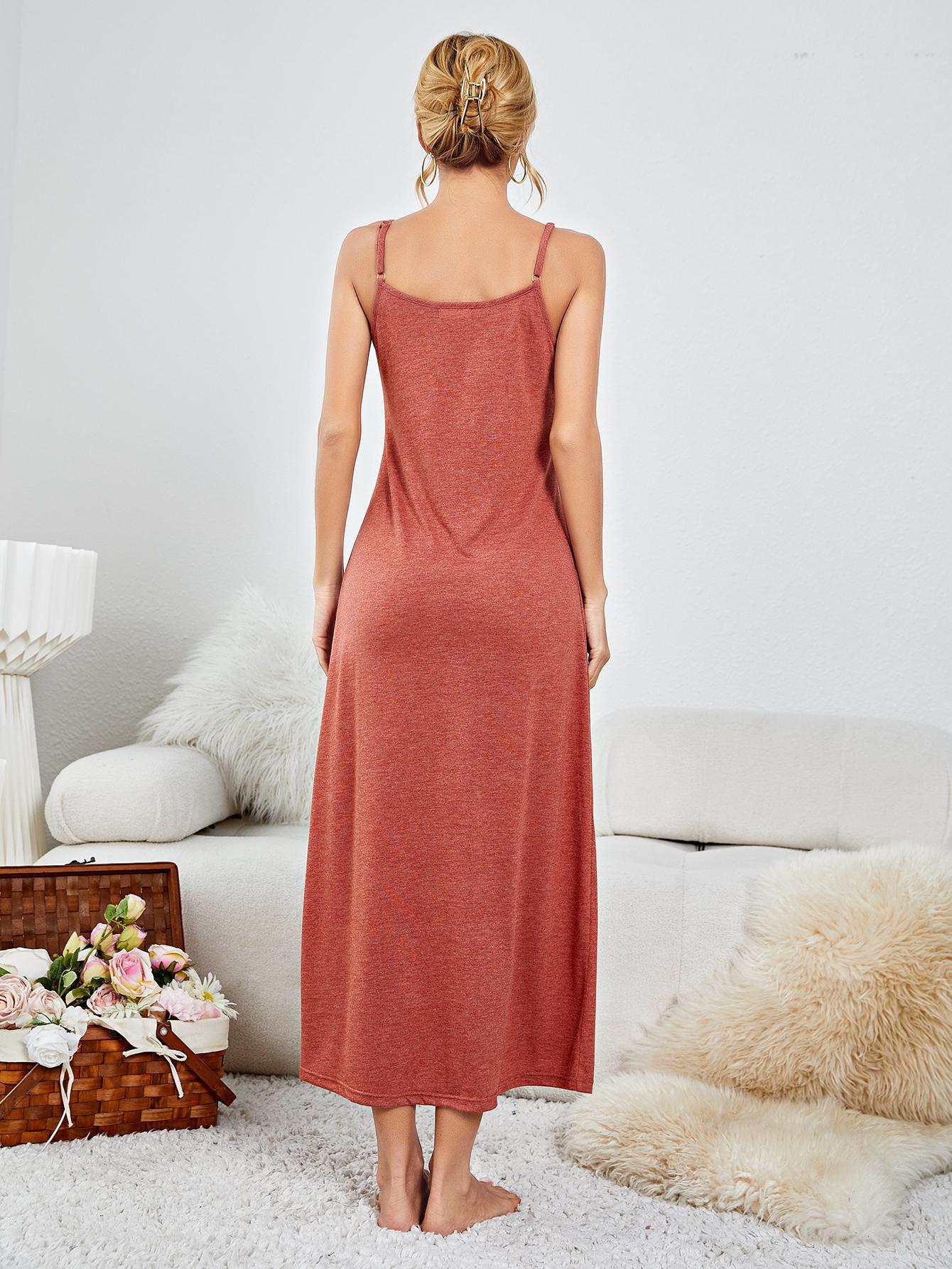 Robe de nuit à bretelles spaghetti et col rond