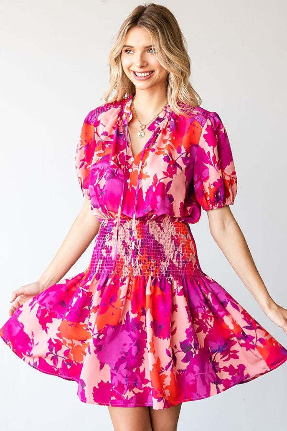 Robe courte à manches courtes et smockées à fleurs First Love
