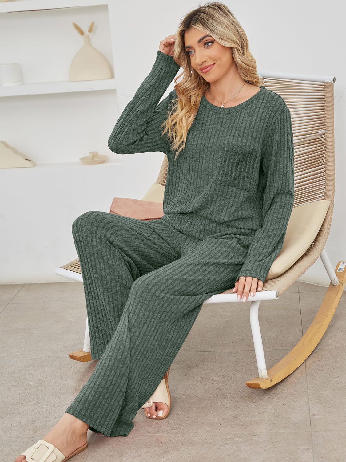 Ensemble haut à manches longues et pantalon à col rond
