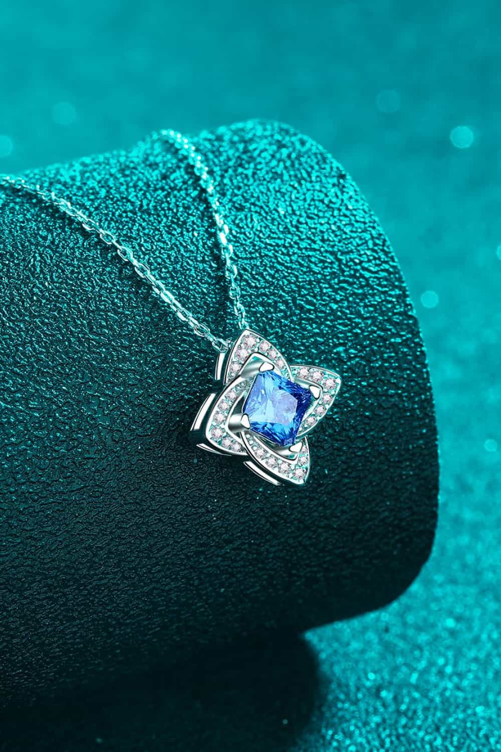 Collier avec pendentif floral en moissanite 1 carat