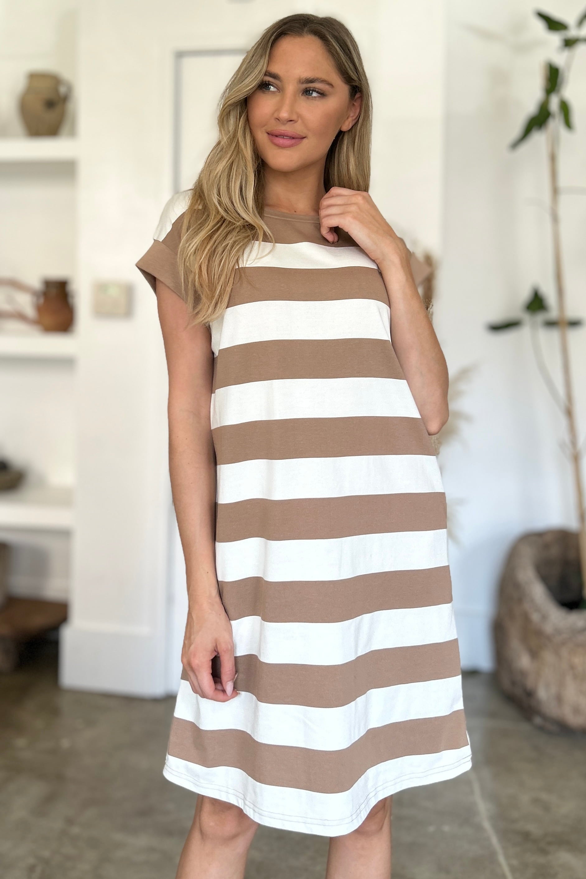 Mini-robe rayée à col rond et manches courtes Basic Bae
