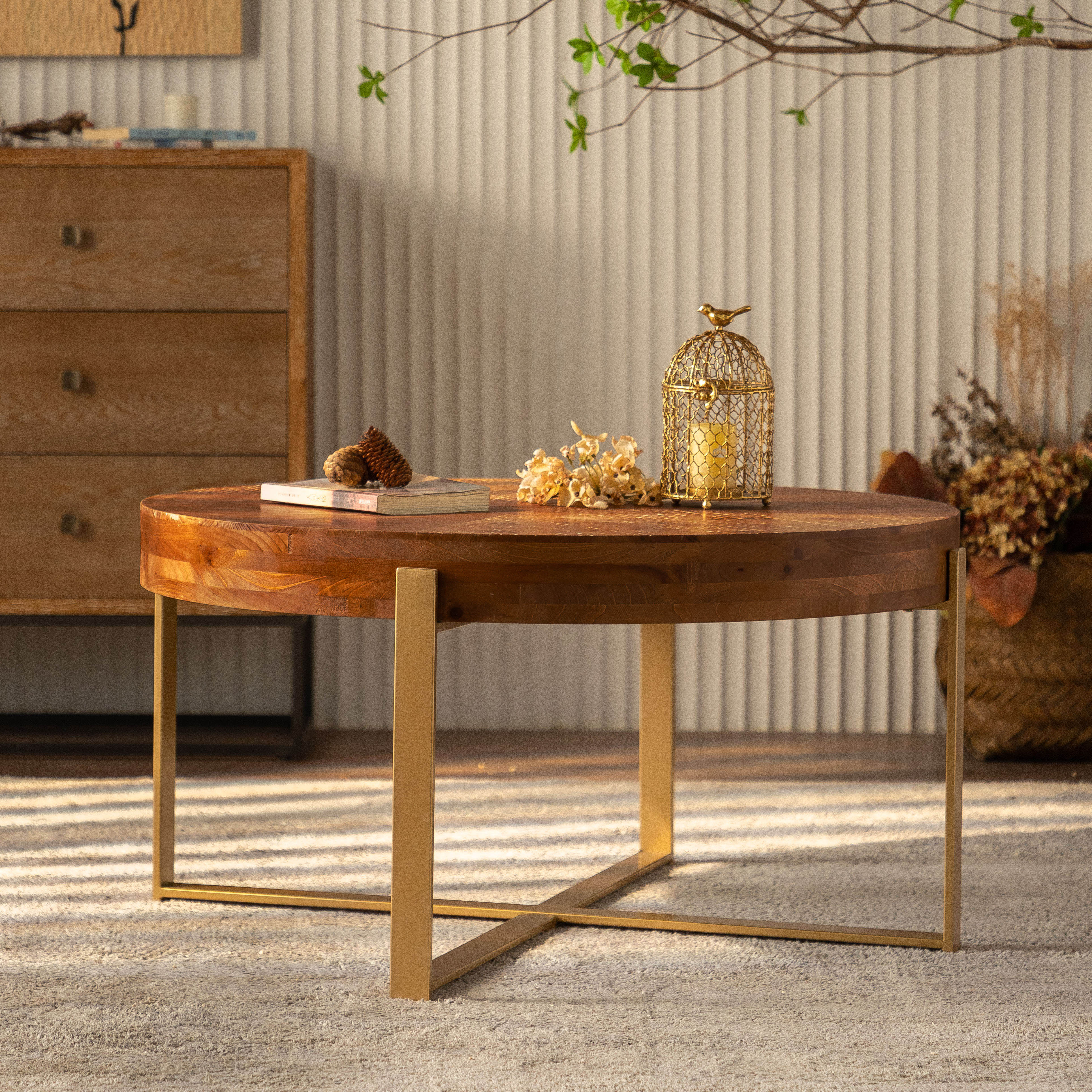Table basse ronde moderne rétro de 33,86 pouces, plateau en bois de sapin avec pieds croisés dorés (même référence : W757126236)