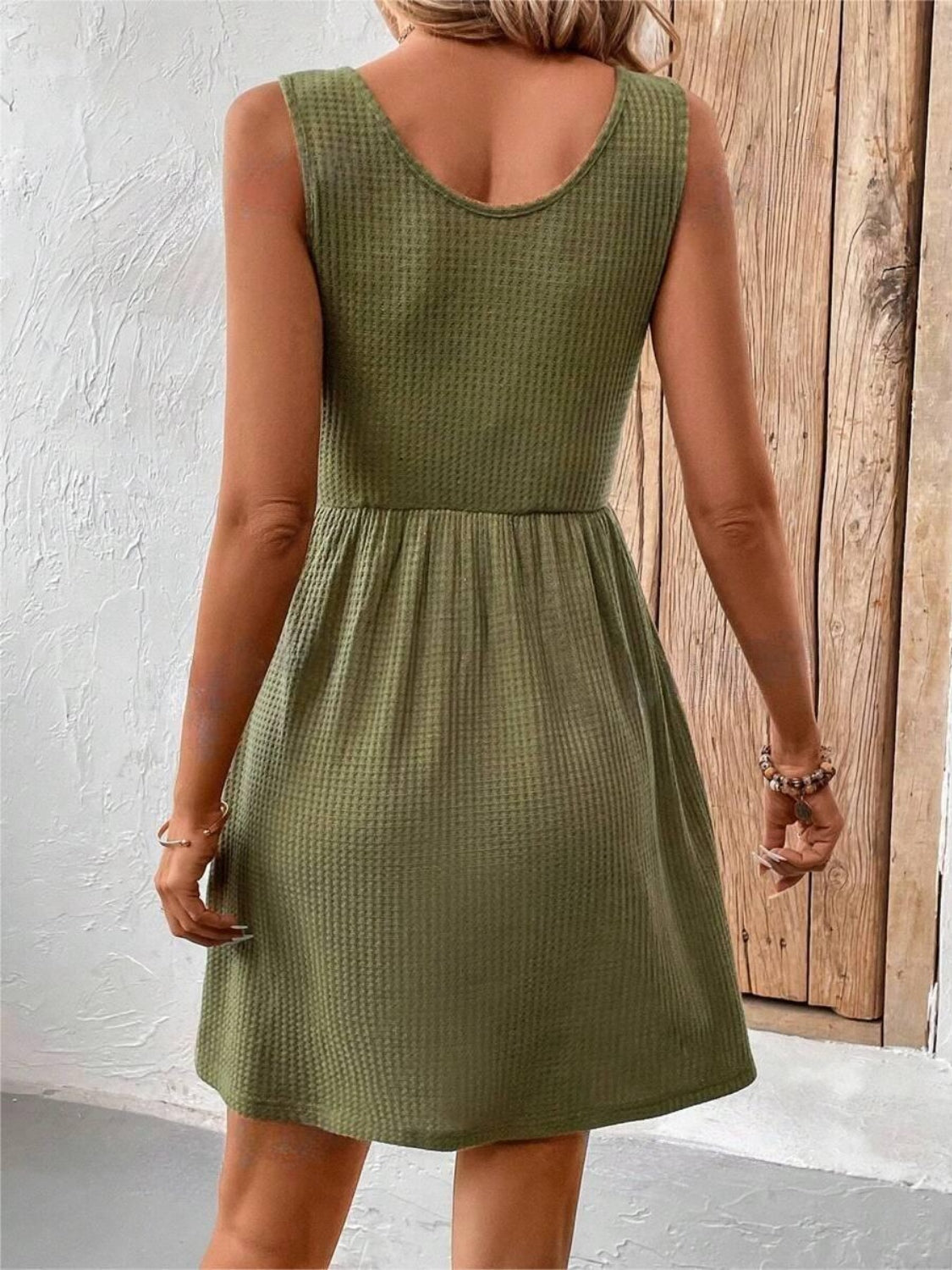 Robe mini-débardeur à bretelles larges et col rond