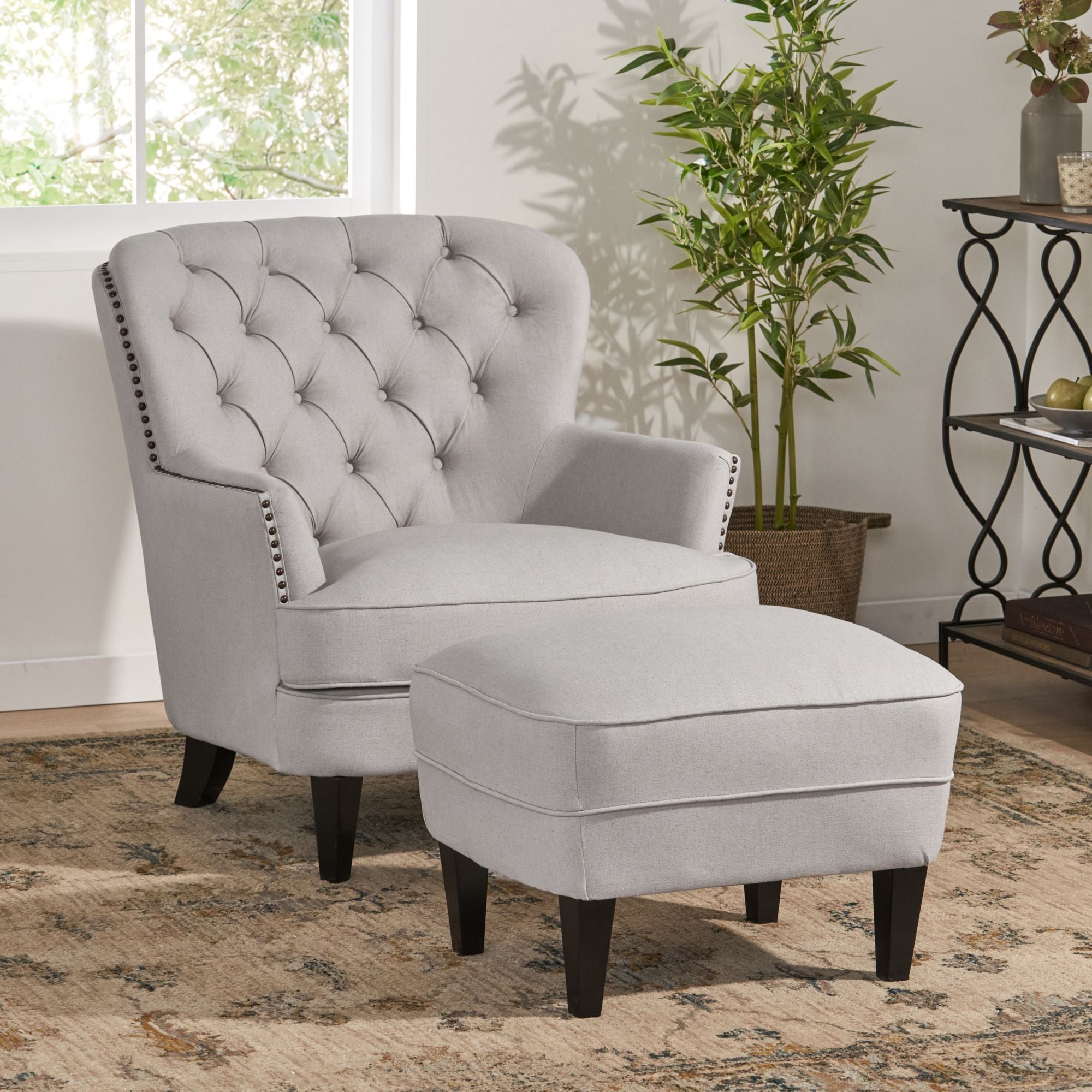 Ensemble de fauteuil club et ottoman en tissu gris clair moderne, fauteuil rembourré élégant, associé à un style ottoman