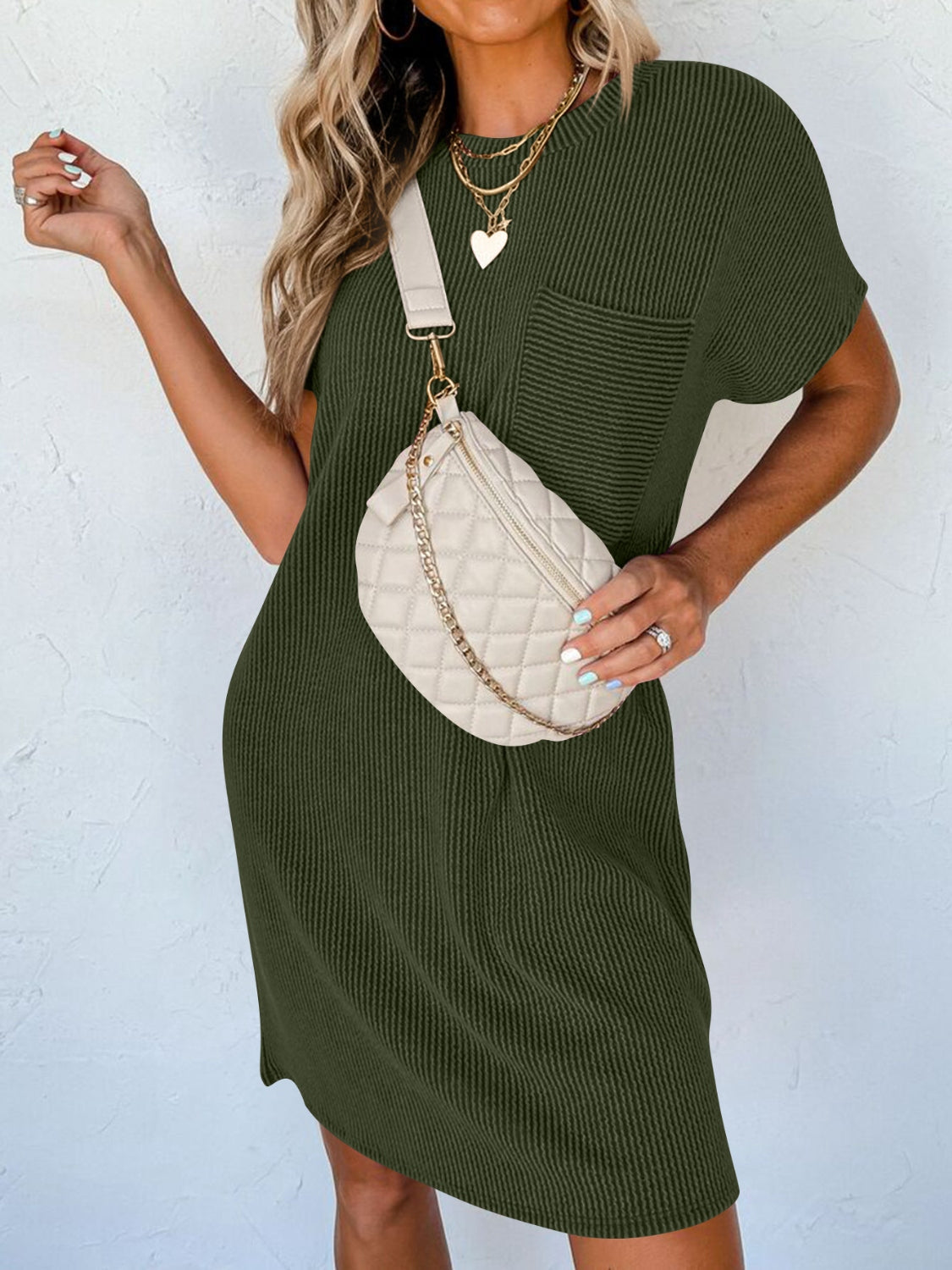 Mini-robe à col rond et manches courtes