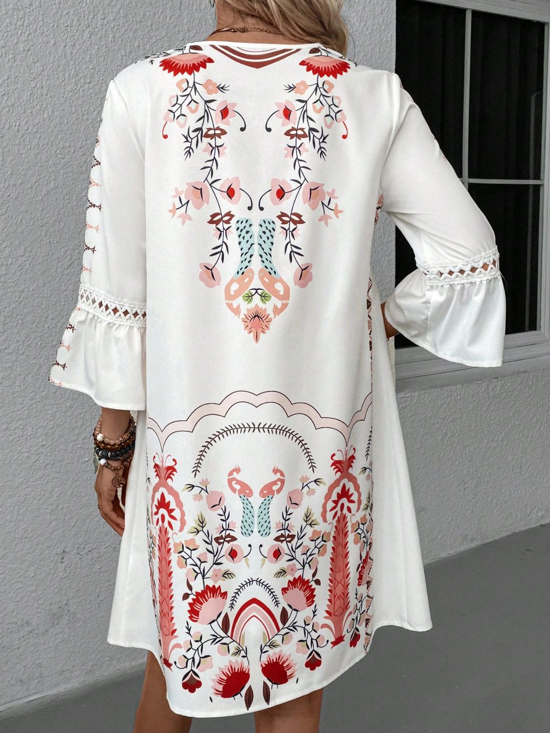 Robe imprimée à manches trois-quarts et détails en dentelle