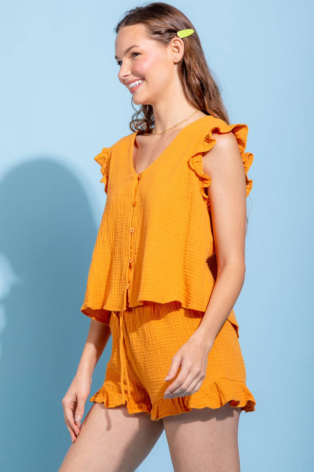 Ensemble short et manches courtes à volants et col en V