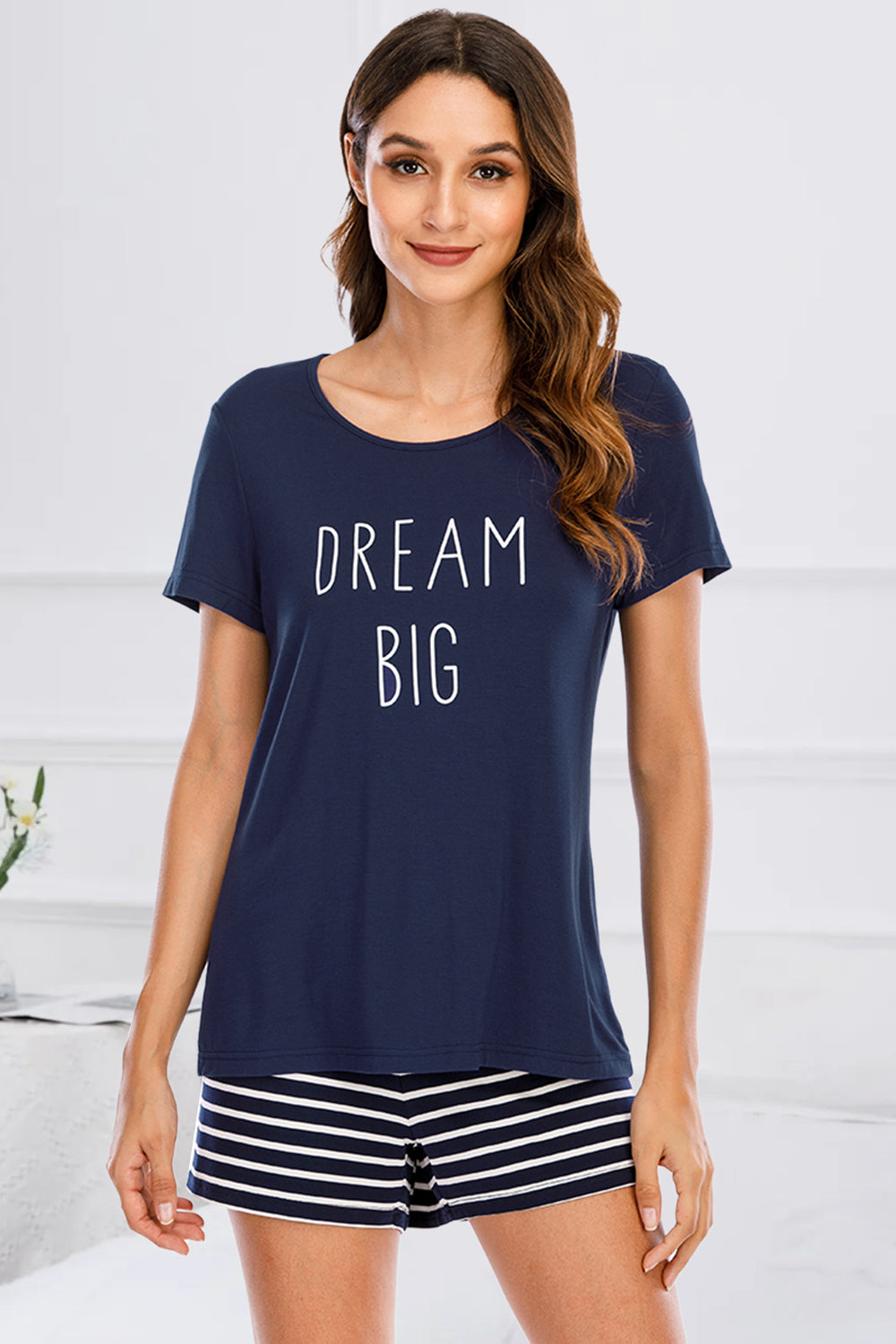 Ensemble de détente avec haut à col rond graphique et short rayé