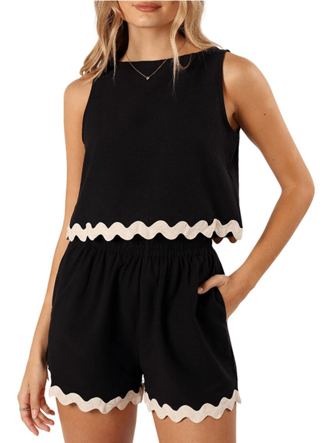 Ensemble haut et short à col rond et bordure contrastée