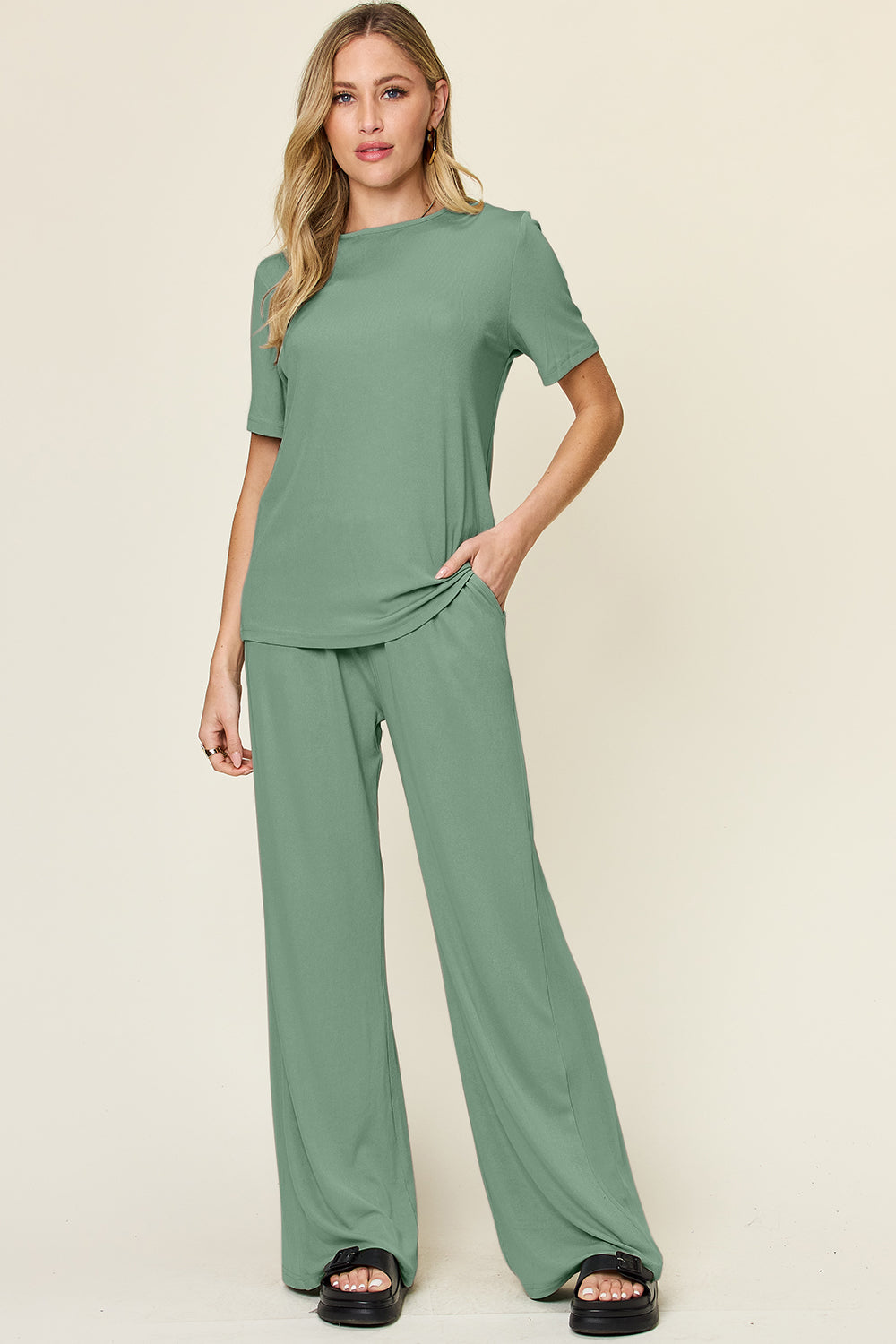Ensemble t-shirt à manches courtes et col rond Double Take, taille complète, et pantalon large