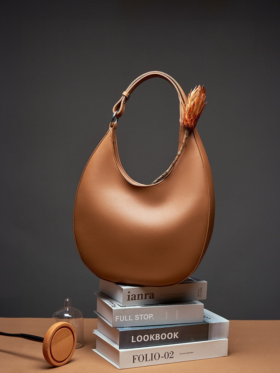 Sac à bandoulière simple en cuir véritable pour femme, sac de niche en forme de croissant, sac fourre-tout à bandoulière polyvalent et tendance
