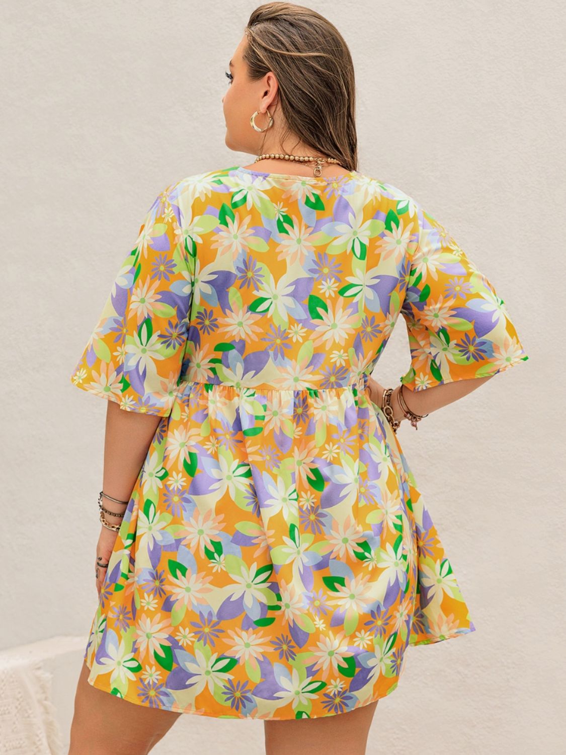 Robe courte imprimée grande taille à col en V et manches mi-longues