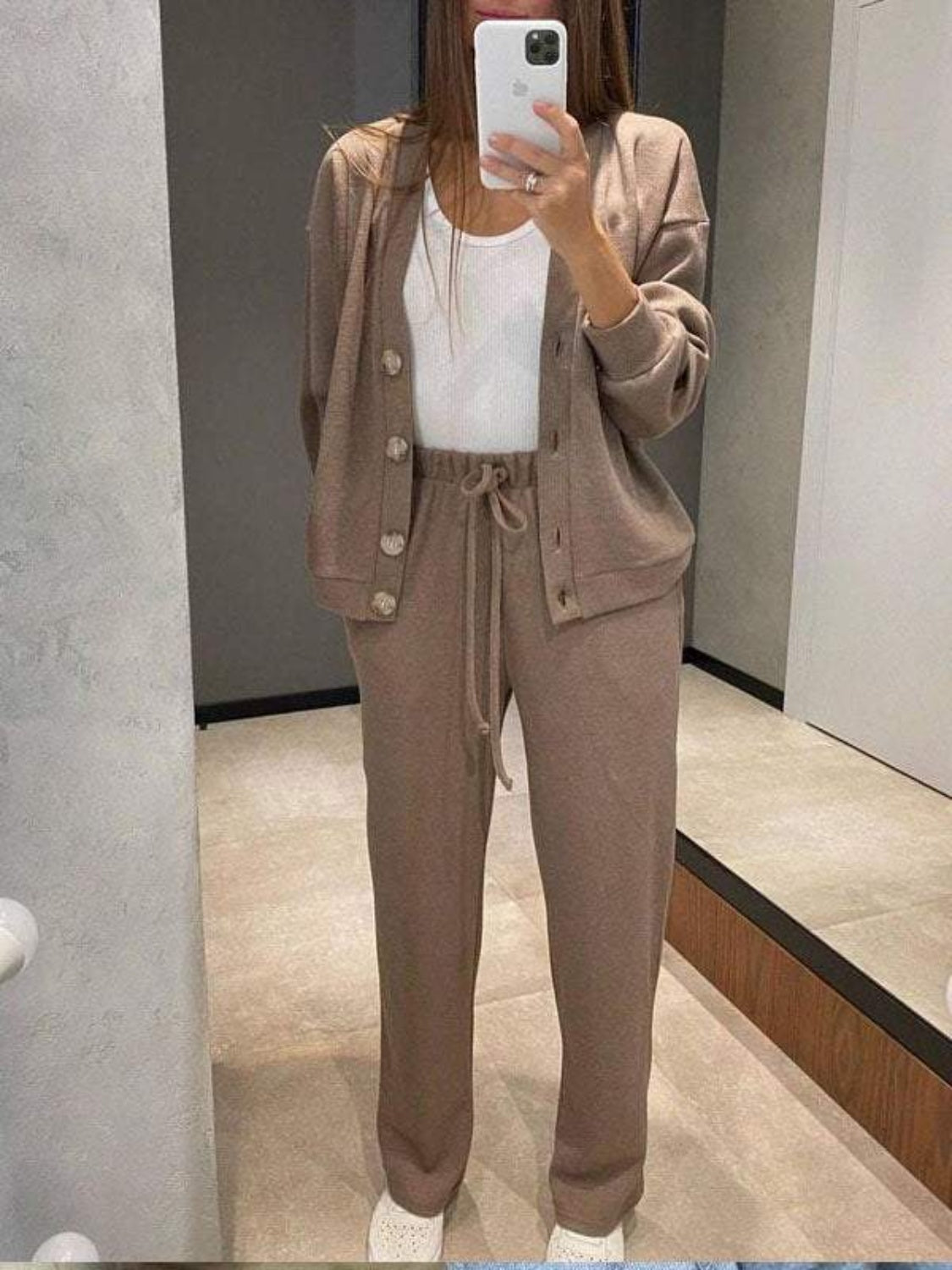 Ensemble haut à manches longues et pantalon boutonnés pleine grandeur