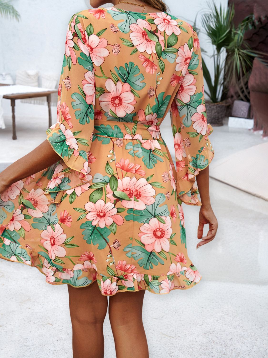 Mini-robe à volants et imprimé à manches courtes