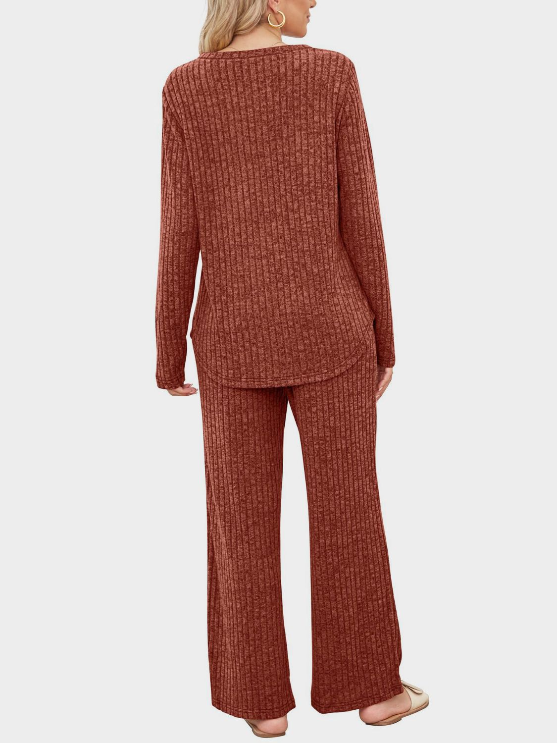 Ensemble haut à manches longues et pantalon à col rond