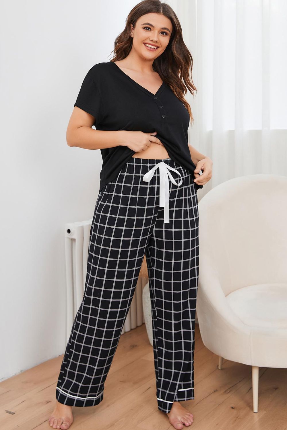 Ensemble de détente grande taille avec haut à col en V et pantalon à carreaux
