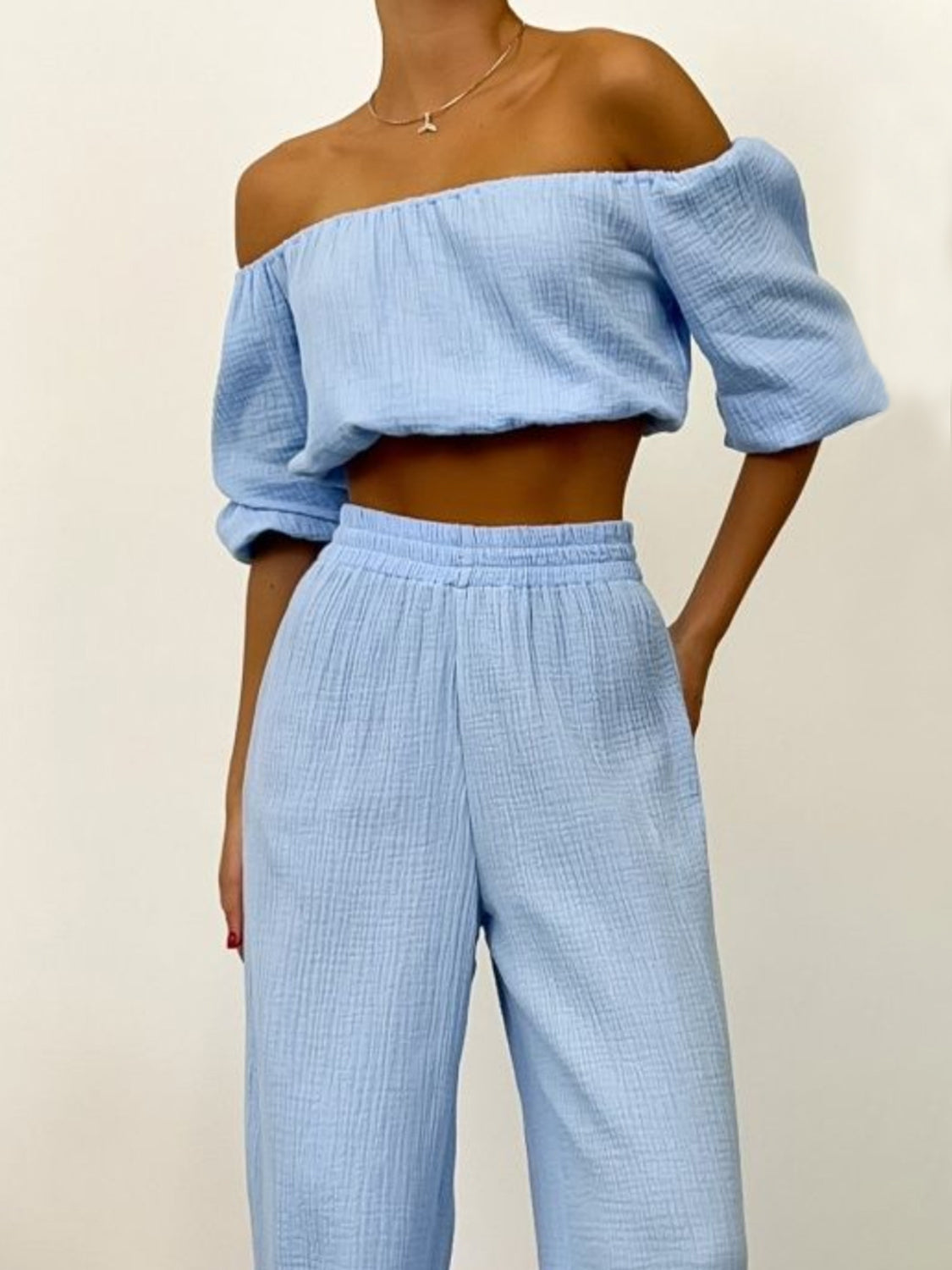 Ensemble haut à manches longues et pantalon à épaules dénudées