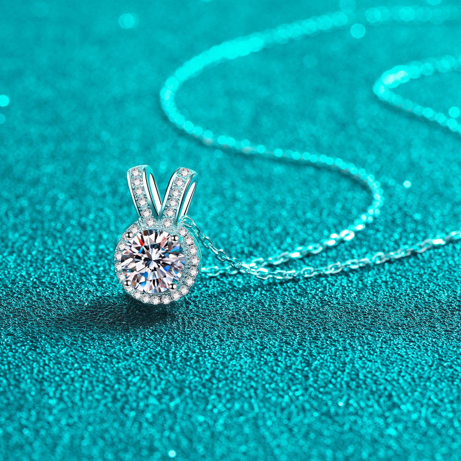 Collier avec pendentif en forme d'oreilles de lapin en moissanite de 1 carat