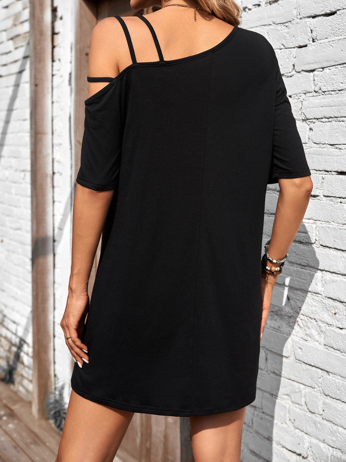 Mini-robe à col asymétrique et manches mi-longues