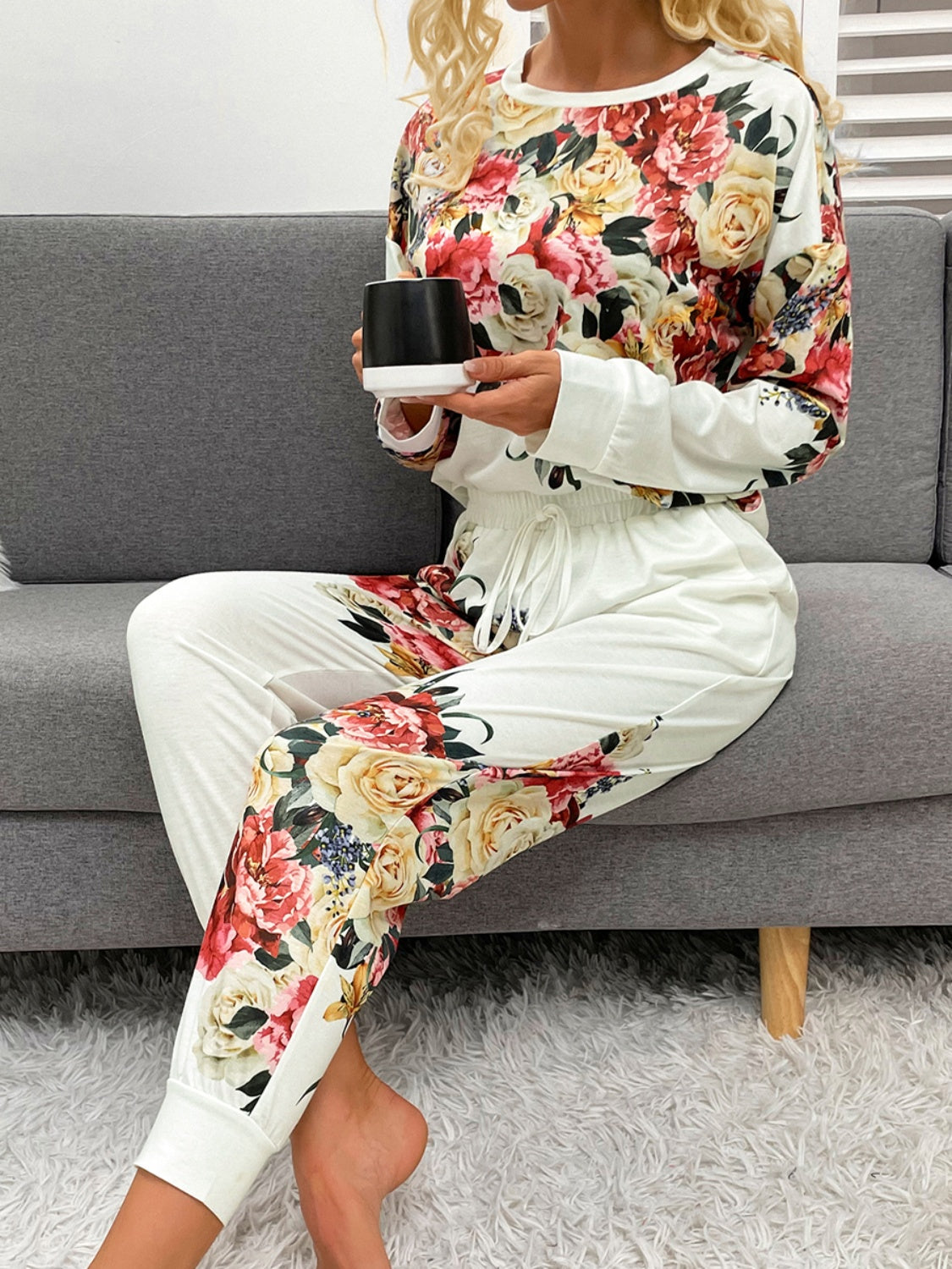 Ensemble de détente haut et pantalon à col rond imprimé brillant