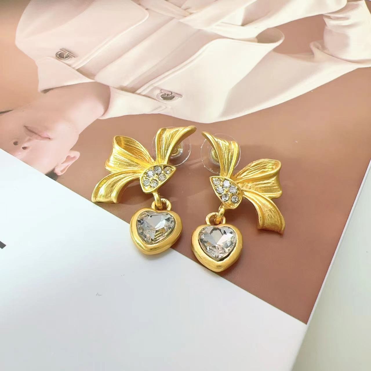 Boucles d'oreilles en strass en forme de cœur en forme de nœud pour femmes, boucles d'oreilles vintage et élégantes