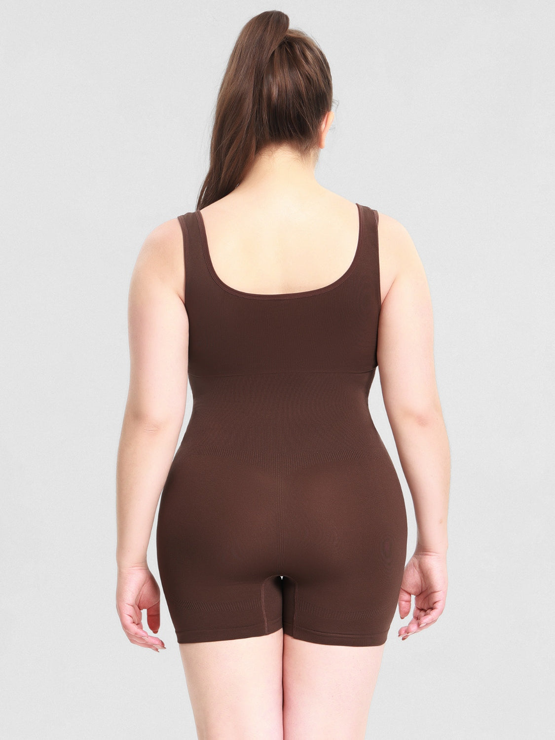 Combinaison moulante à larges bretelles et col rond