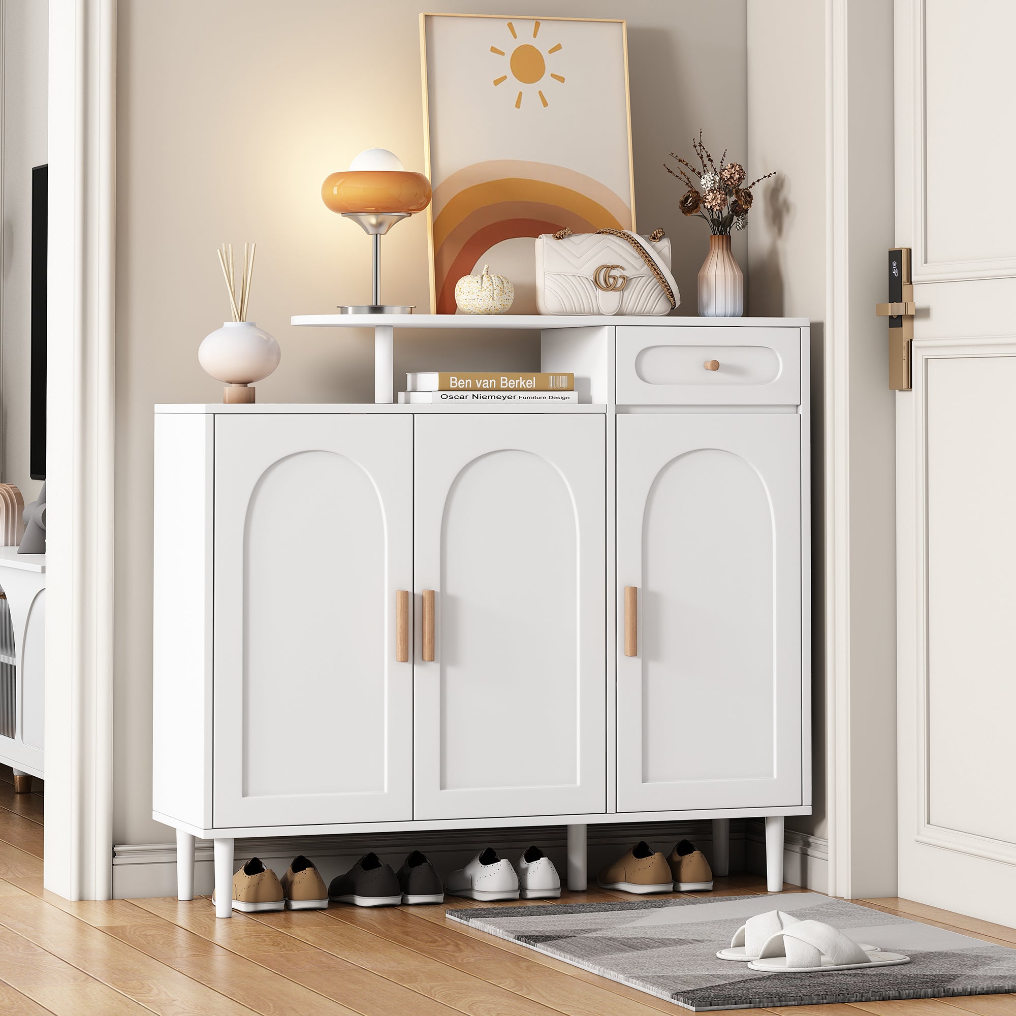 Meuble à chaussures élégant ON-TRANS avec portes et tiroirs cintrés, panneaux latéraux de rangement, étagères réglables et pieds en bois massif, blanc