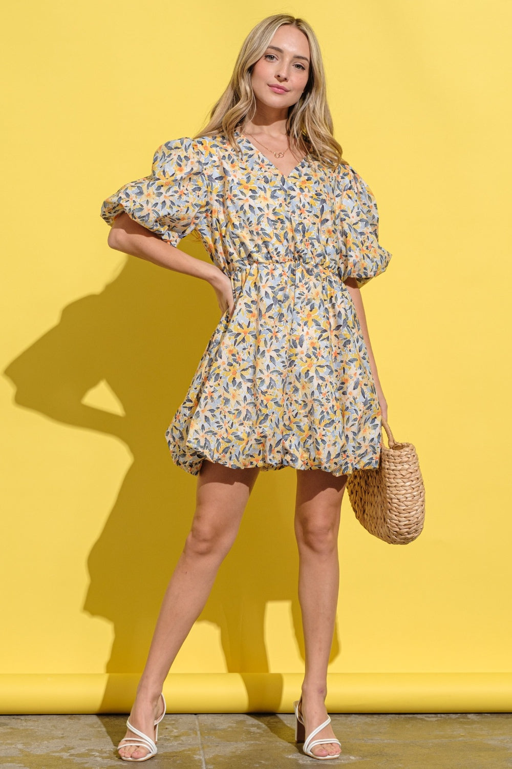Et le pourquoi - Robe à manches bouffantes et à surplis fleuris grande taille