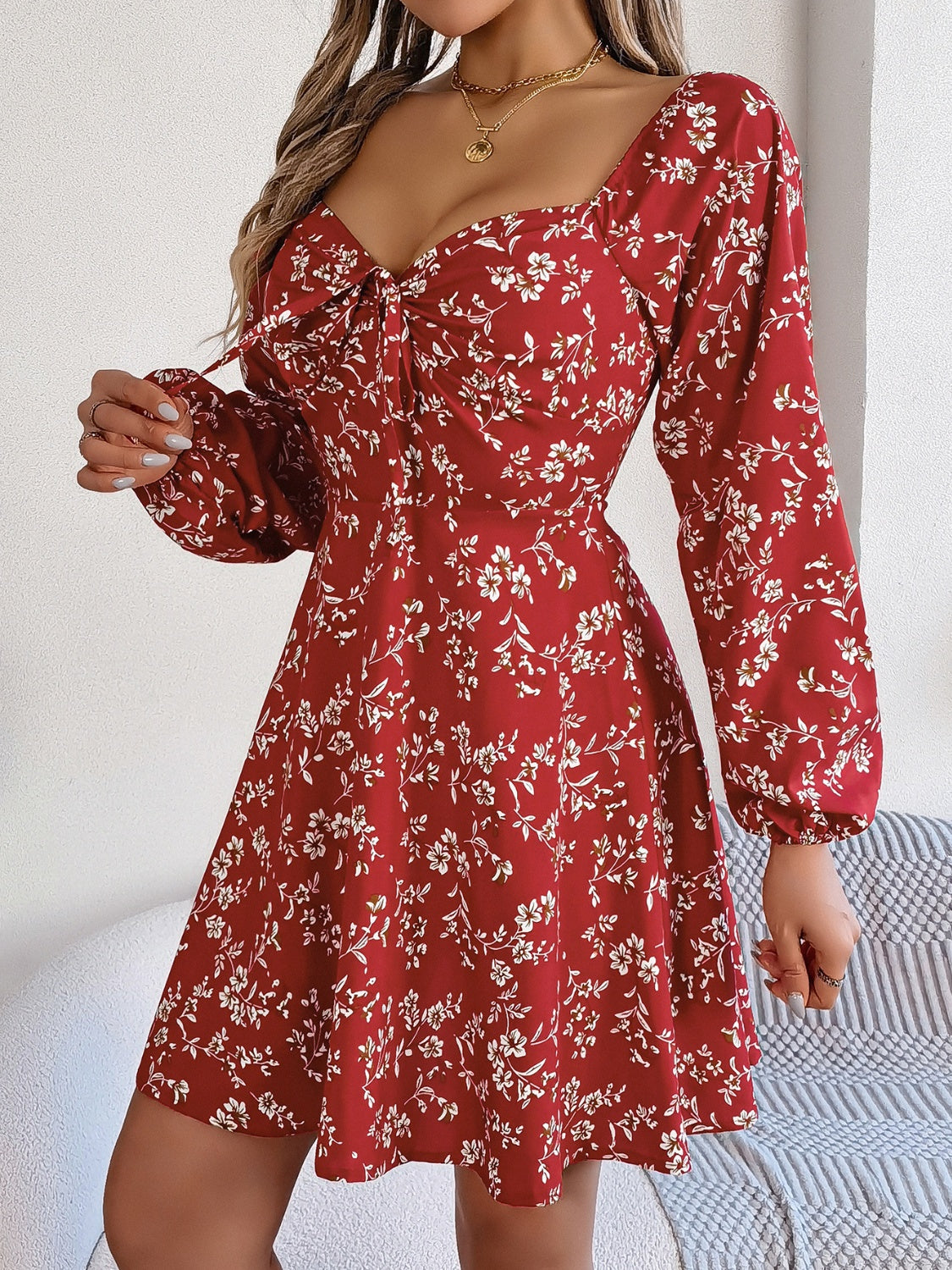 Mini-robe imprimée à col en cœur et manches ballon