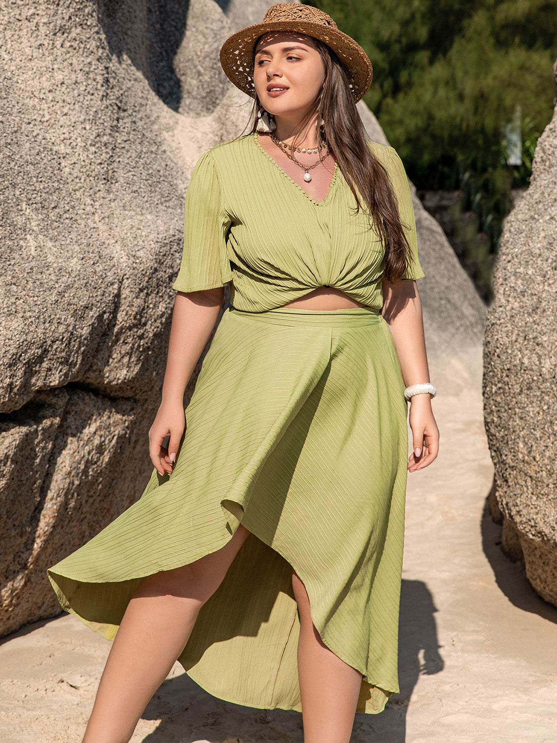 Ensemble haut à manches courtes et col en V grande taille et jupe asymétrique