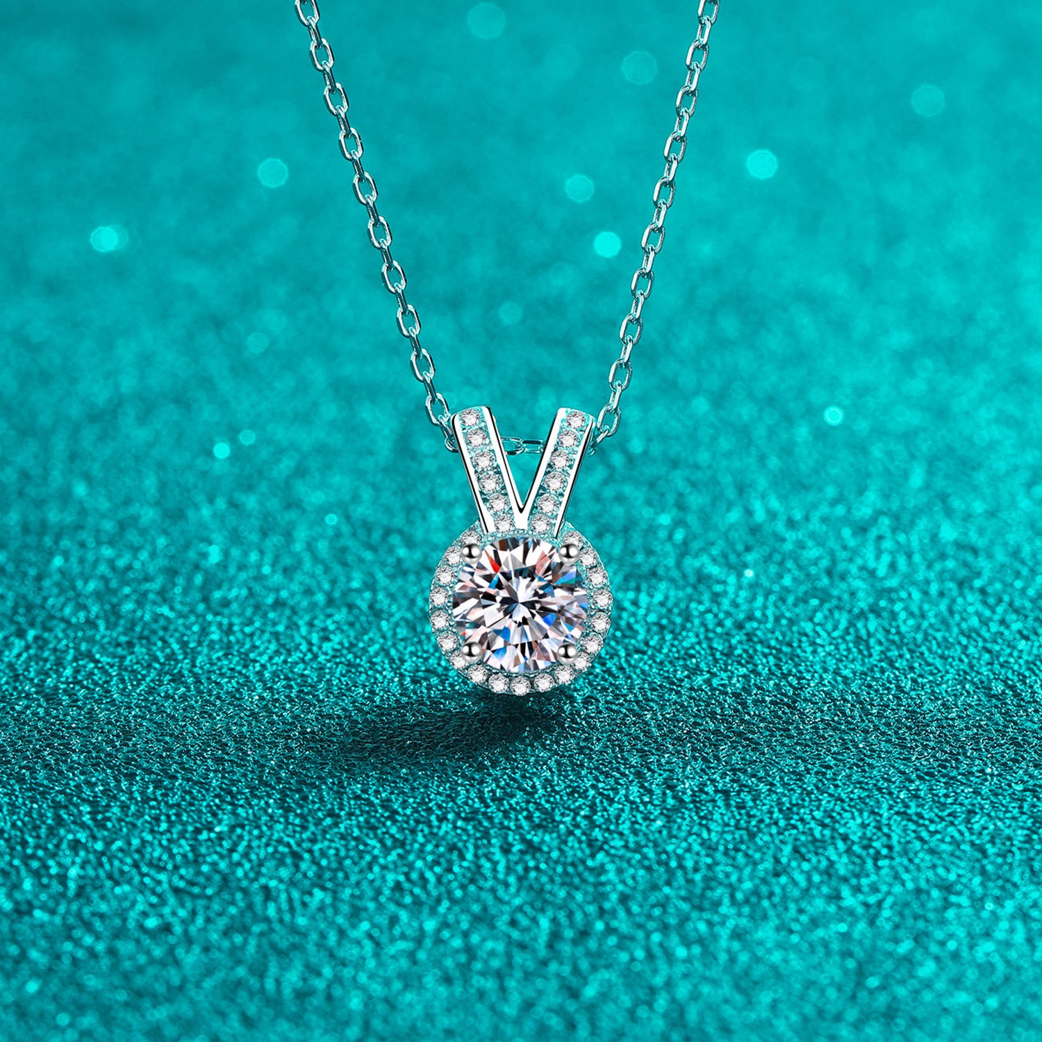 Collier avec pendentif en forme d'oreilles de lapin en moissanite de 1 carat