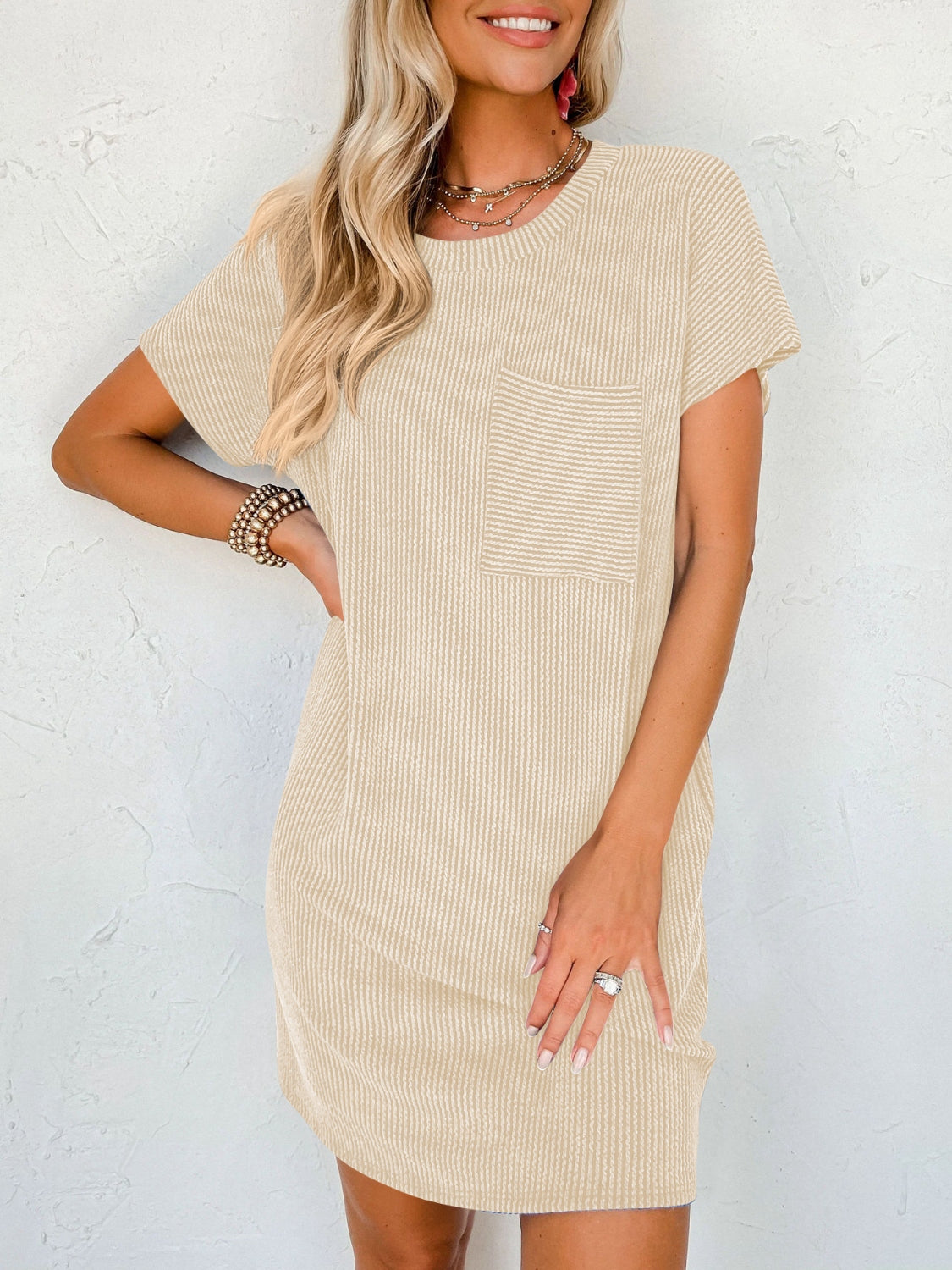 Mini-robe à col rond et manches courtes