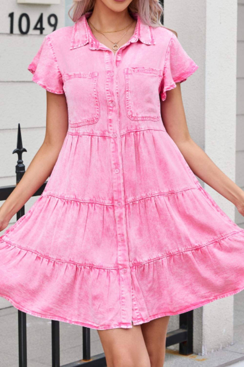 Robe mini en jean boutonnée à col montant