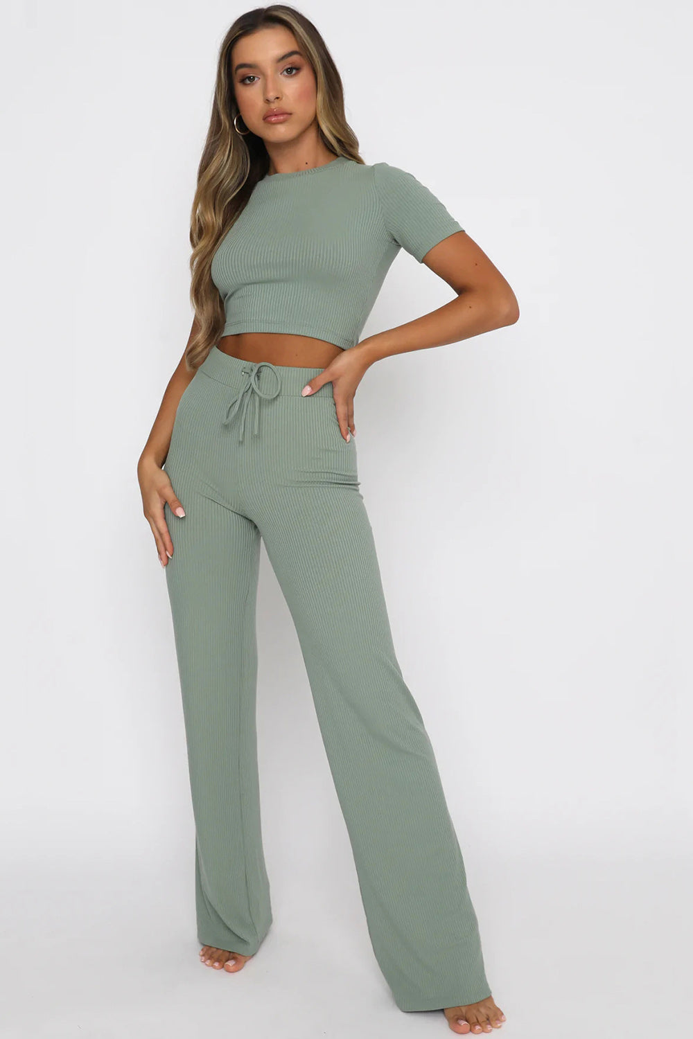 Ensemble haut à manches courtes et pantalon à col rond
