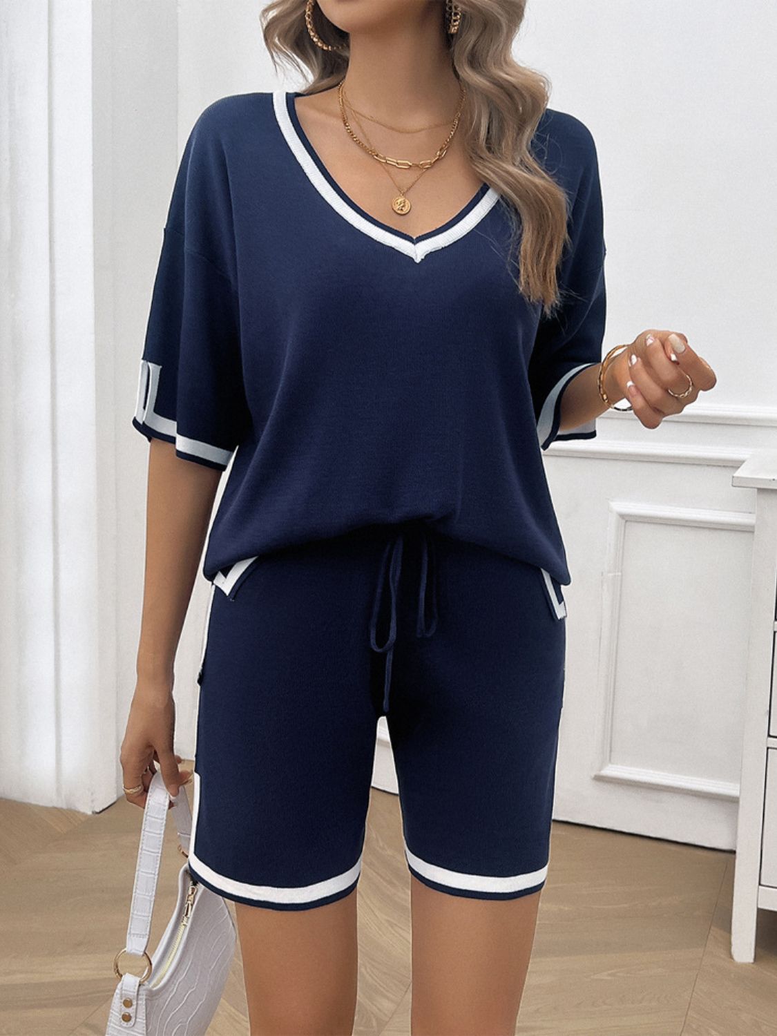 Ensemble haut et short à col en V et bordure contrastée