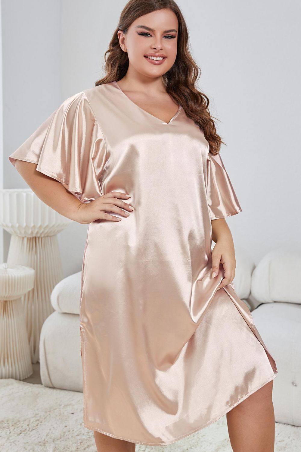 Chemise de nuit grande taille à manches flottantes, col en V et fente latérale