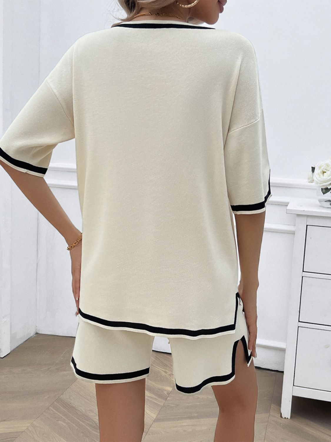Ensemble haut et short à col en V et bordure contrastée