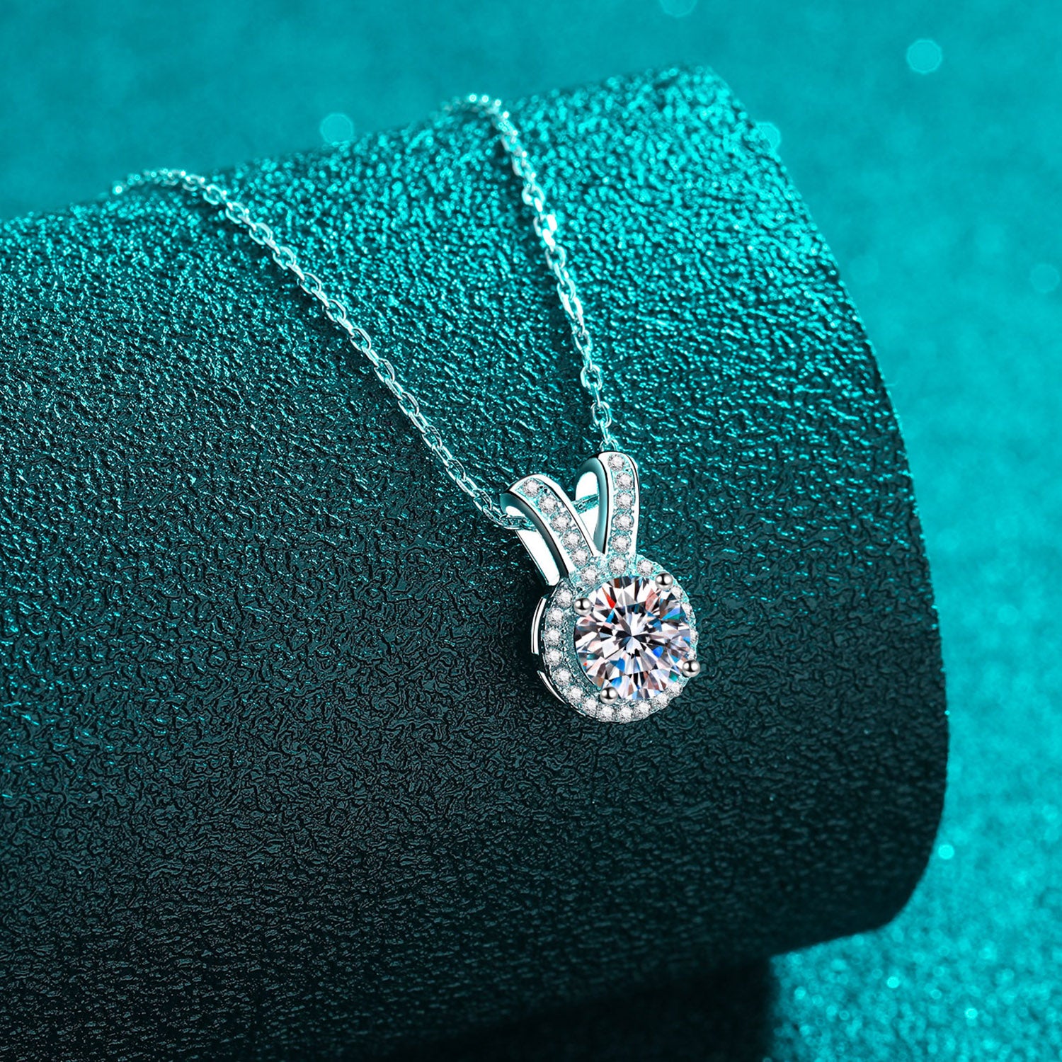 Collier avec pendentif en forme d'oreilles de lapin en moissanite de 1 carat