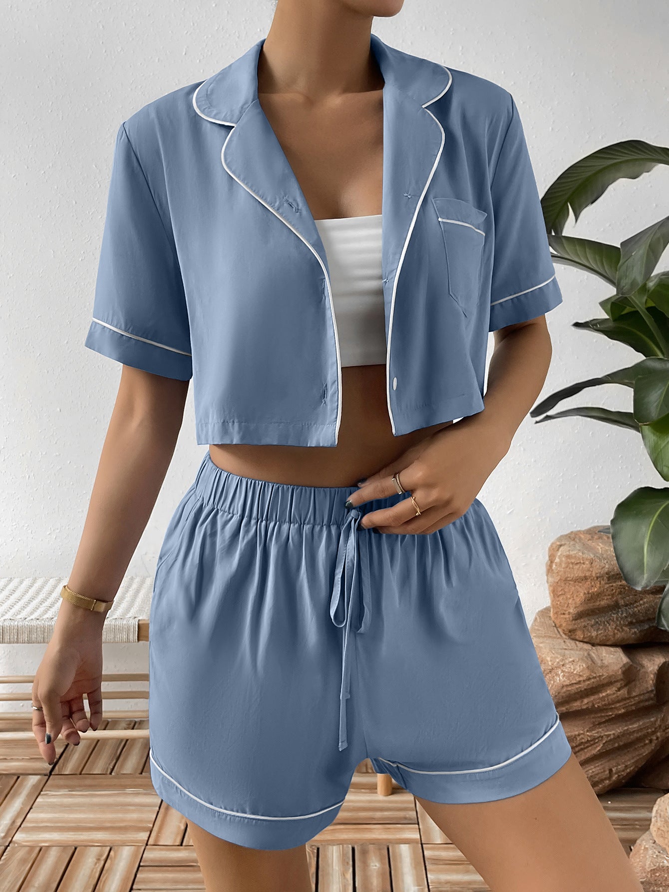 Ensemble de détente Ivy Lane avec chemise courte et short à col à revers contrasté