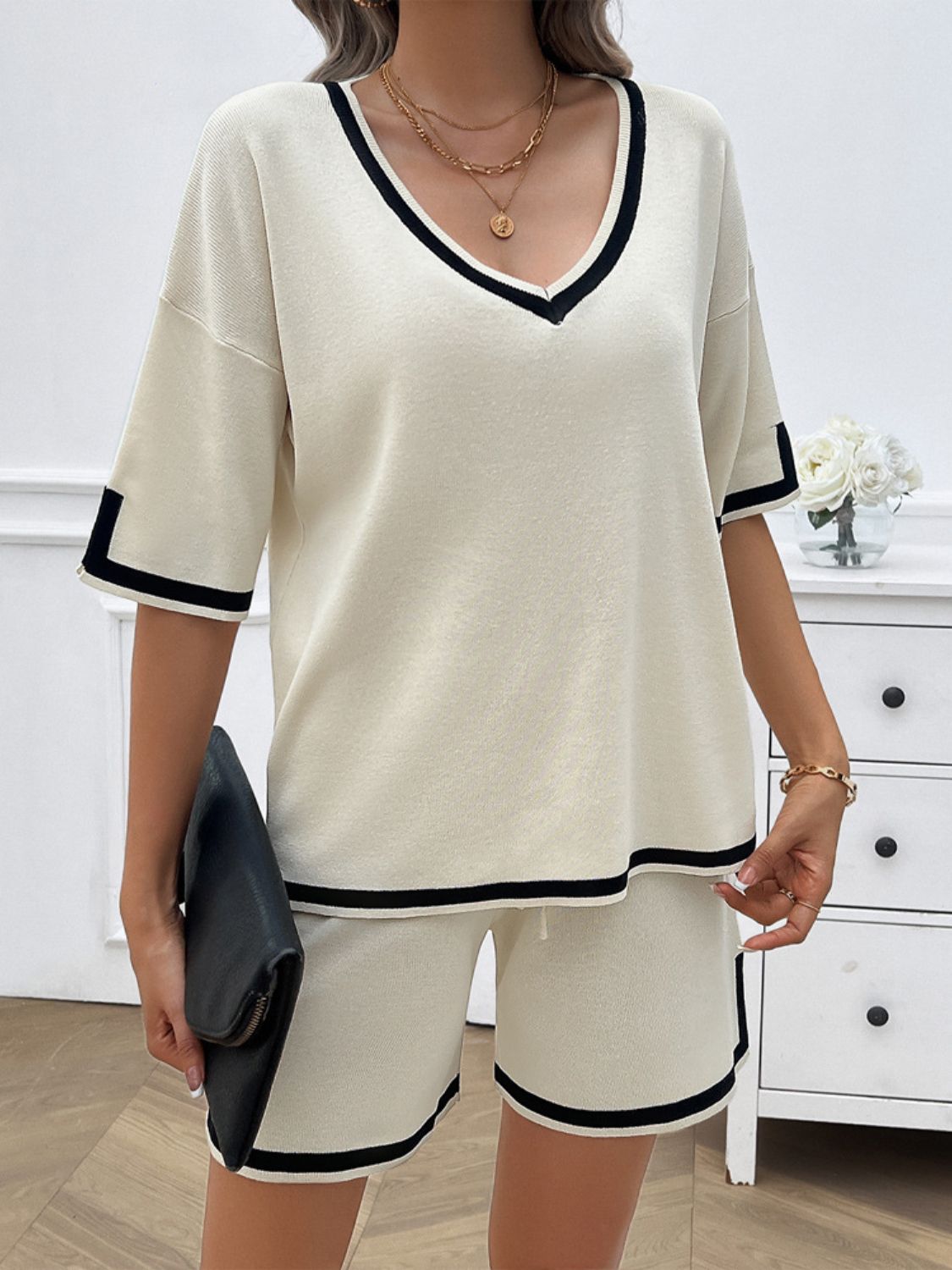 Ensemble haut et short à col en V et bordure contrastée