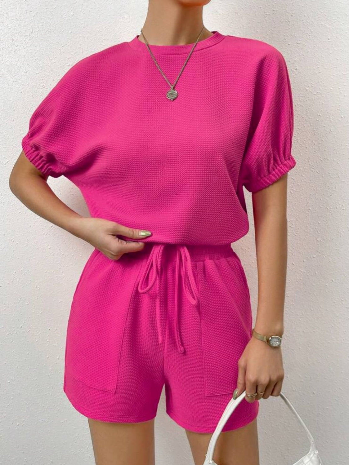 Ensemble de détente composé d'un t-shirt col rond en tricot gaufré et d'un short à poches