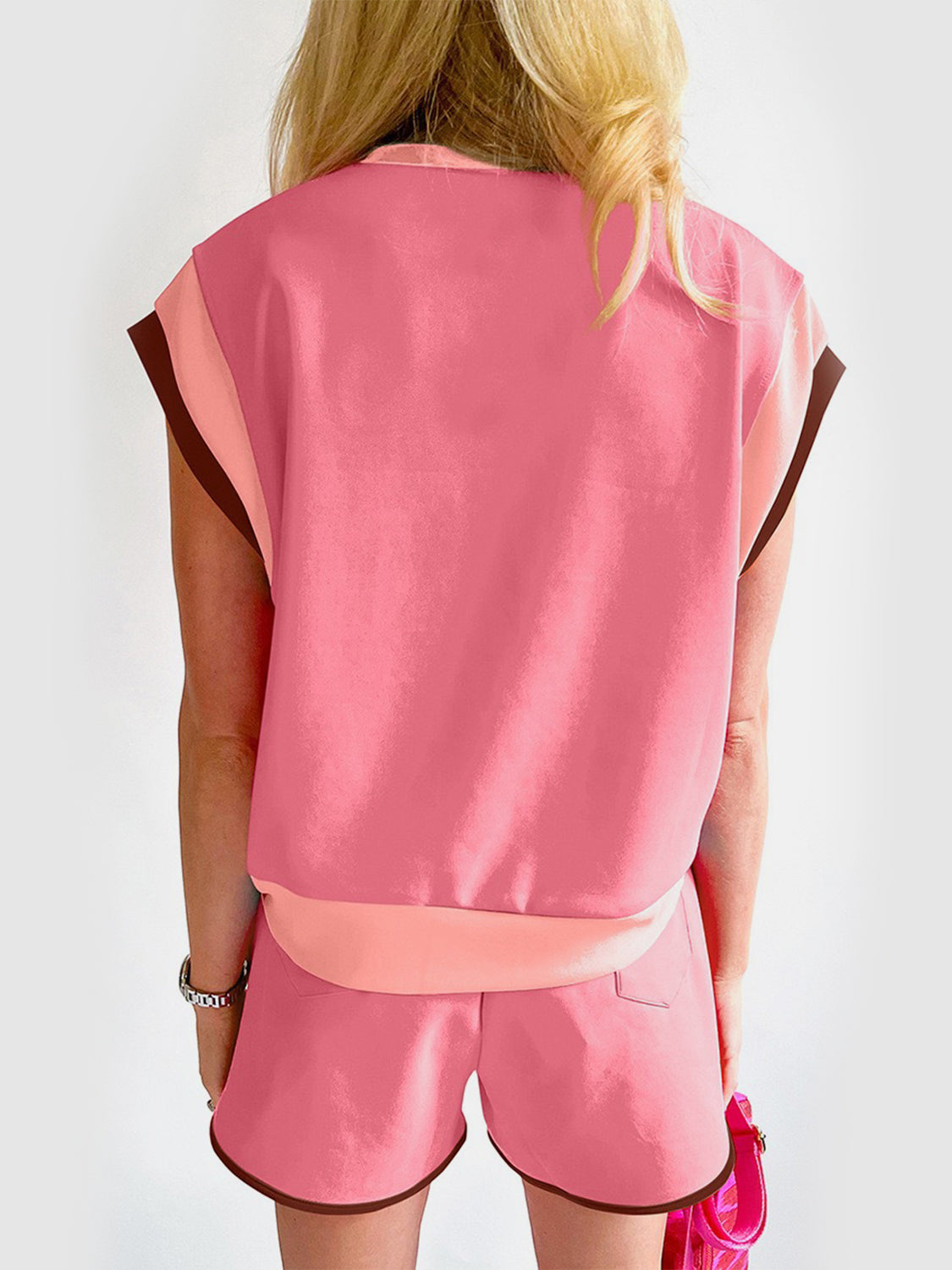 Ensemble haut et short à col rond contrasté