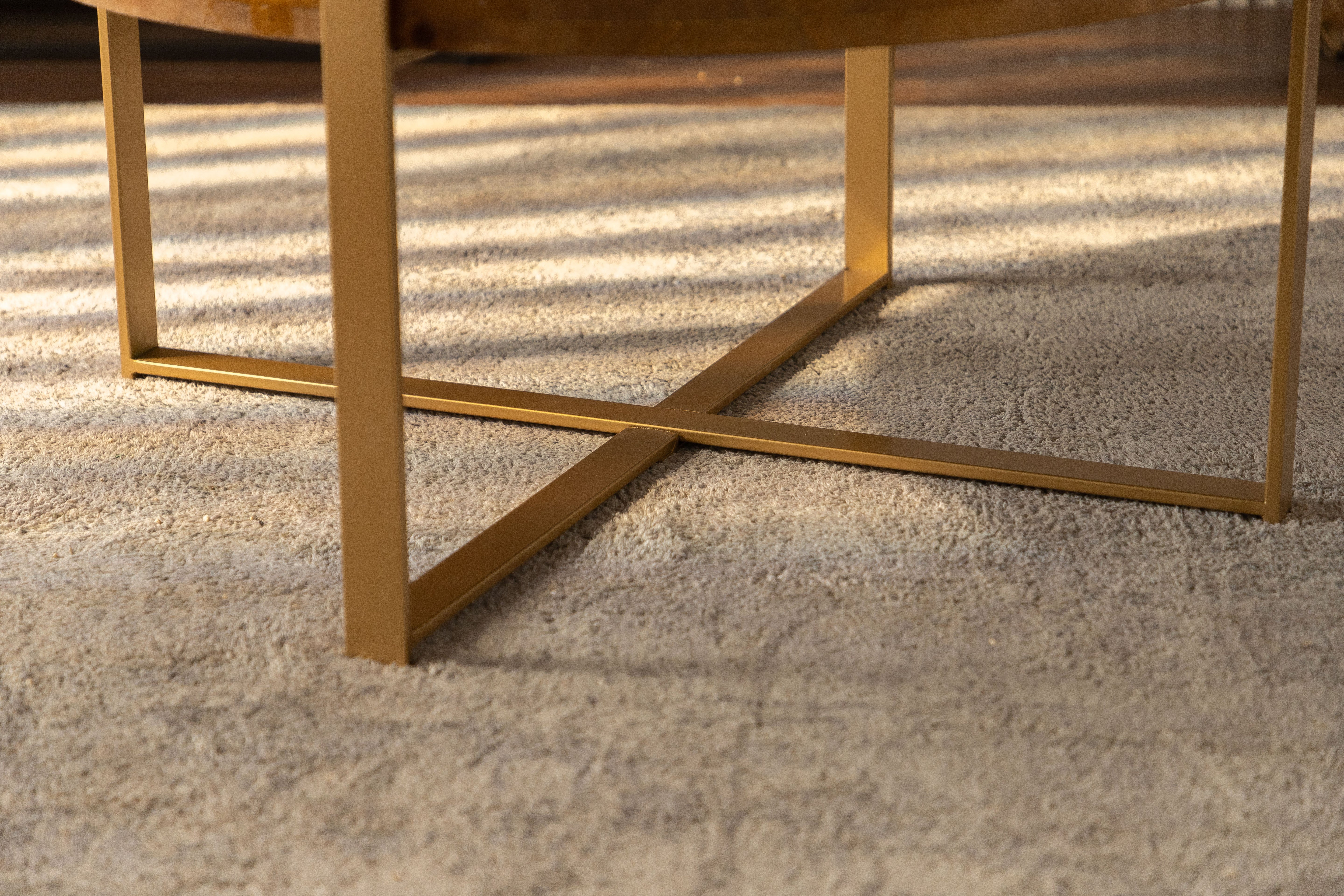 Table basse ronde moderne rétro de 33,86 pouces, plateau en bois de sapin avec pieds croisés dorés (même référence : W757126236)