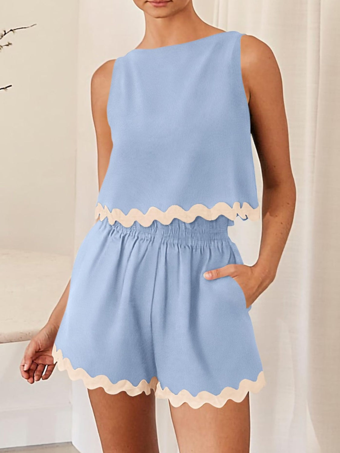 Ensemble haut et short à col rond et bordure contrastée