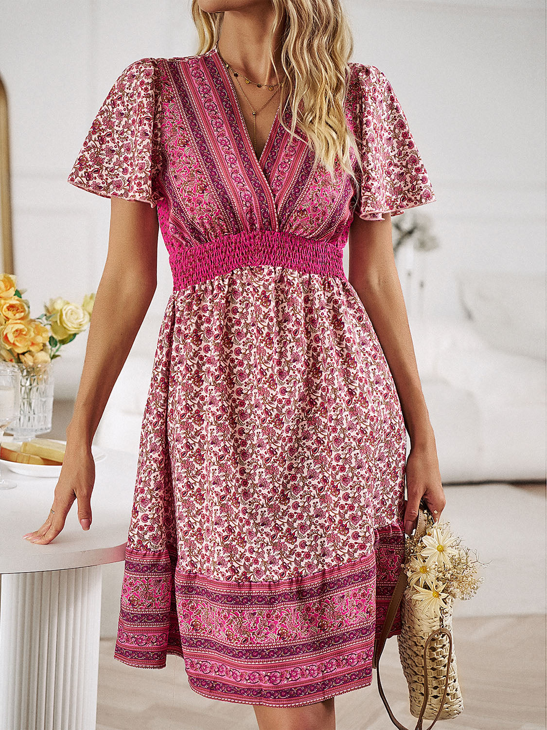 Mini-robe fleurie à manches courtes et taille froncée
