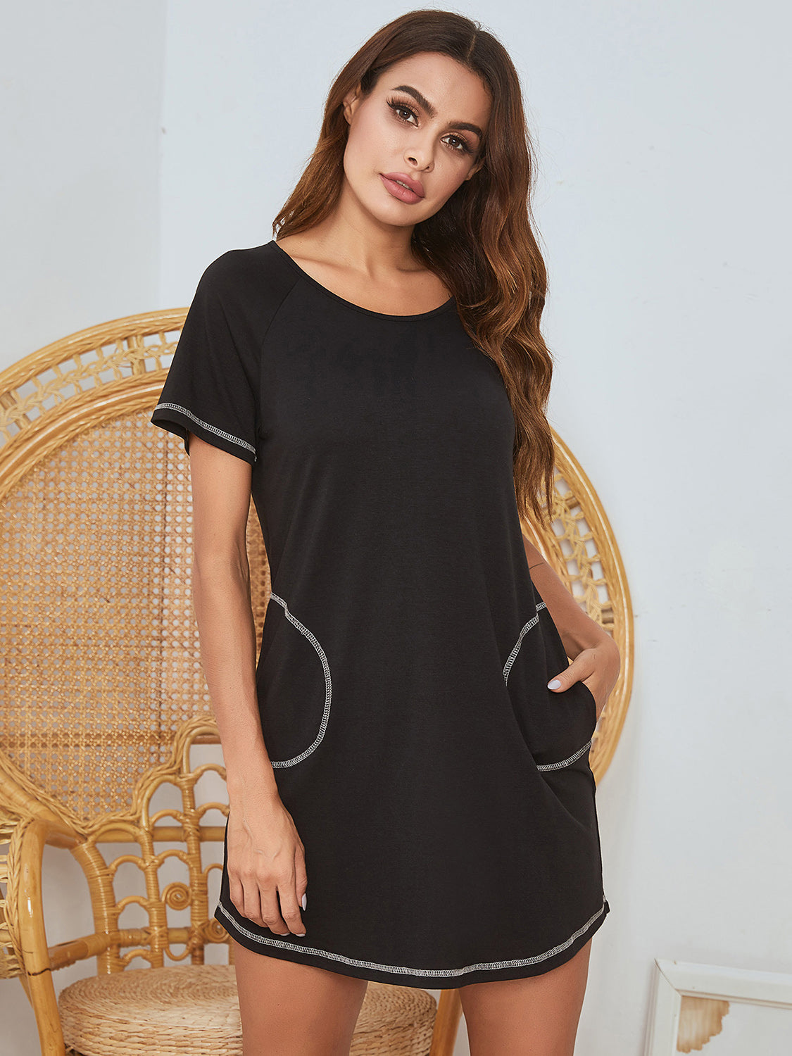 Robe de détente à col rond et manches courtes
