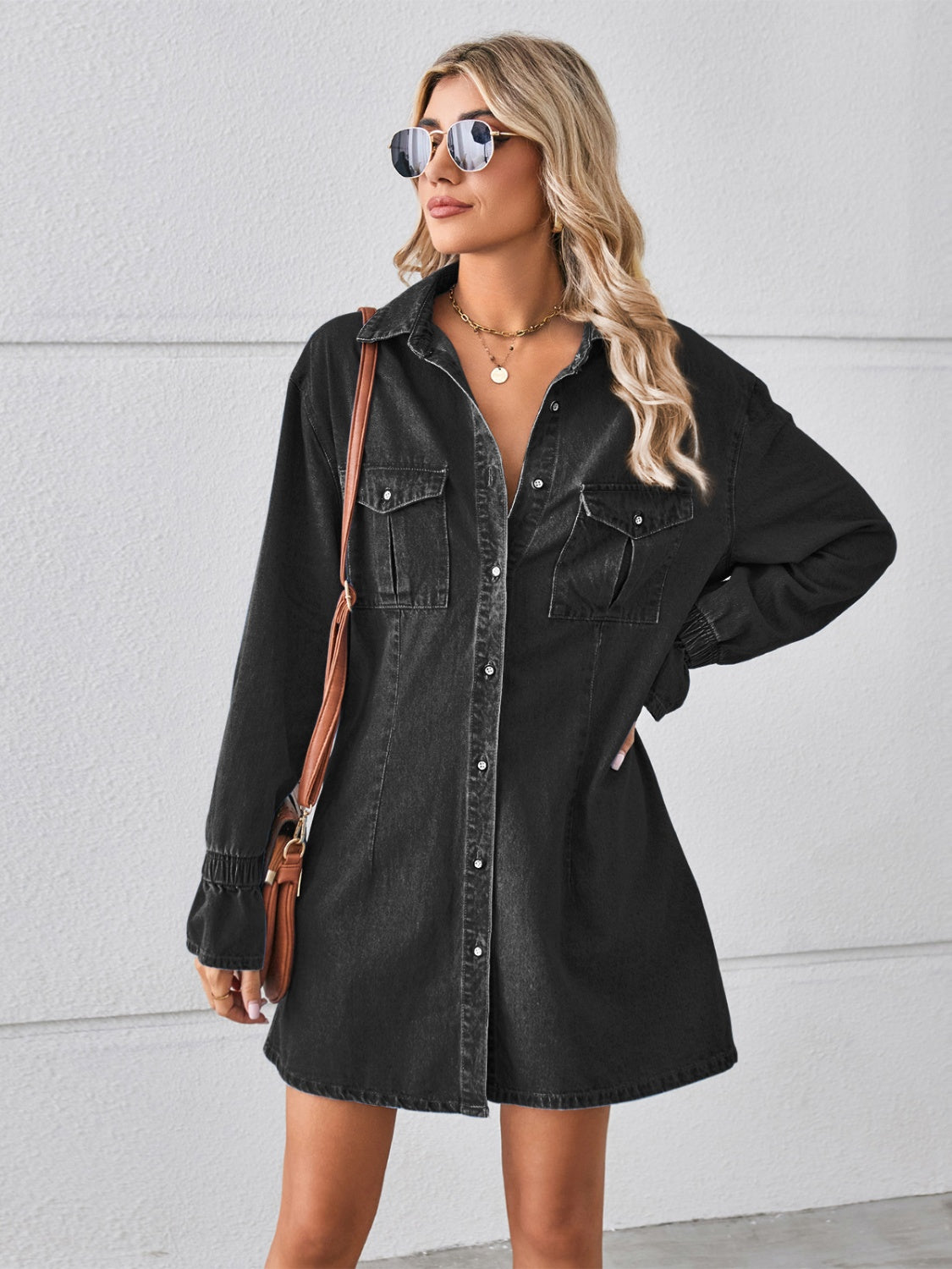 Mini-robe en jean à poches et épaules tombantes