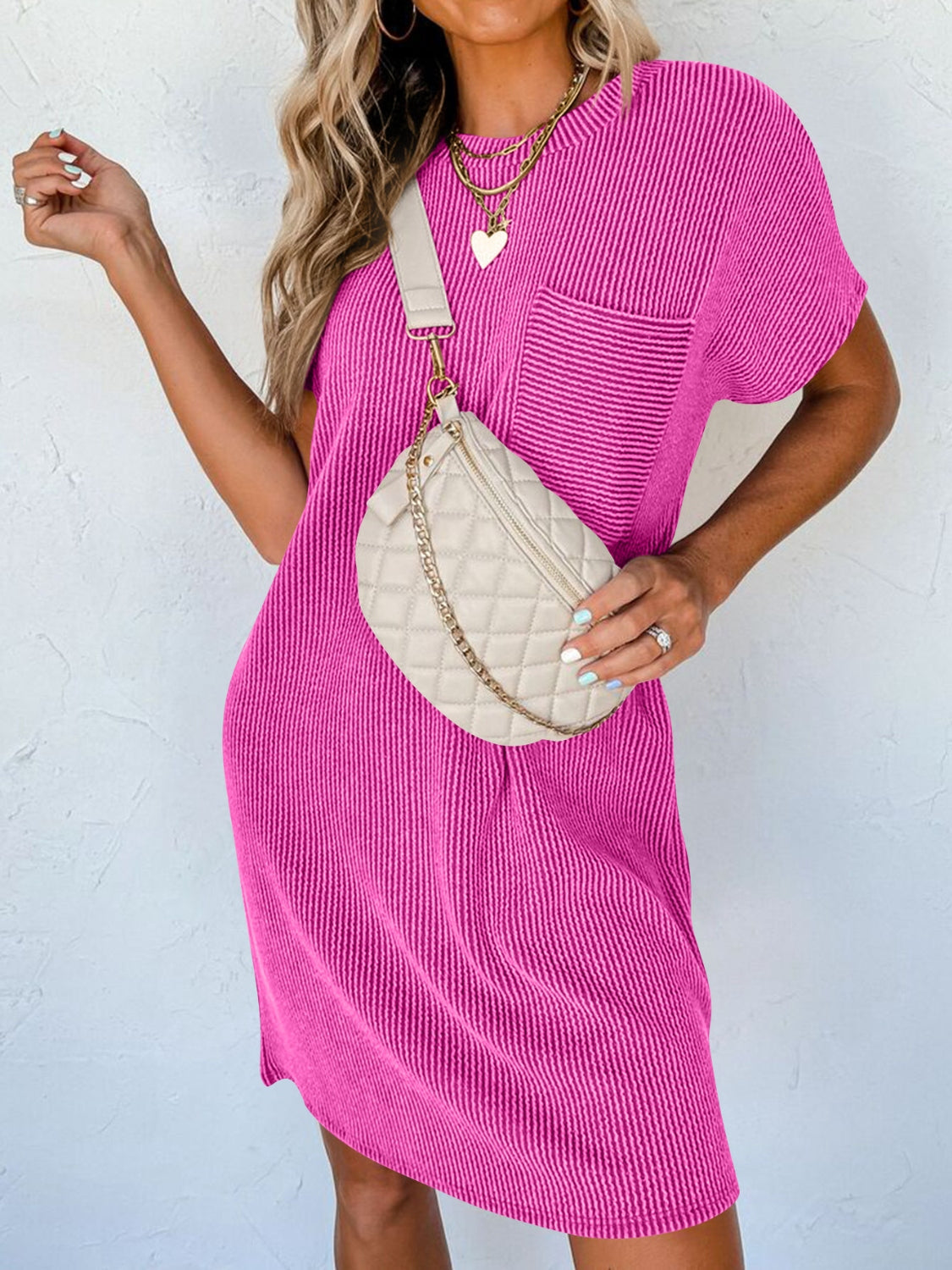 Mini-robe à col rond et manches courtes
