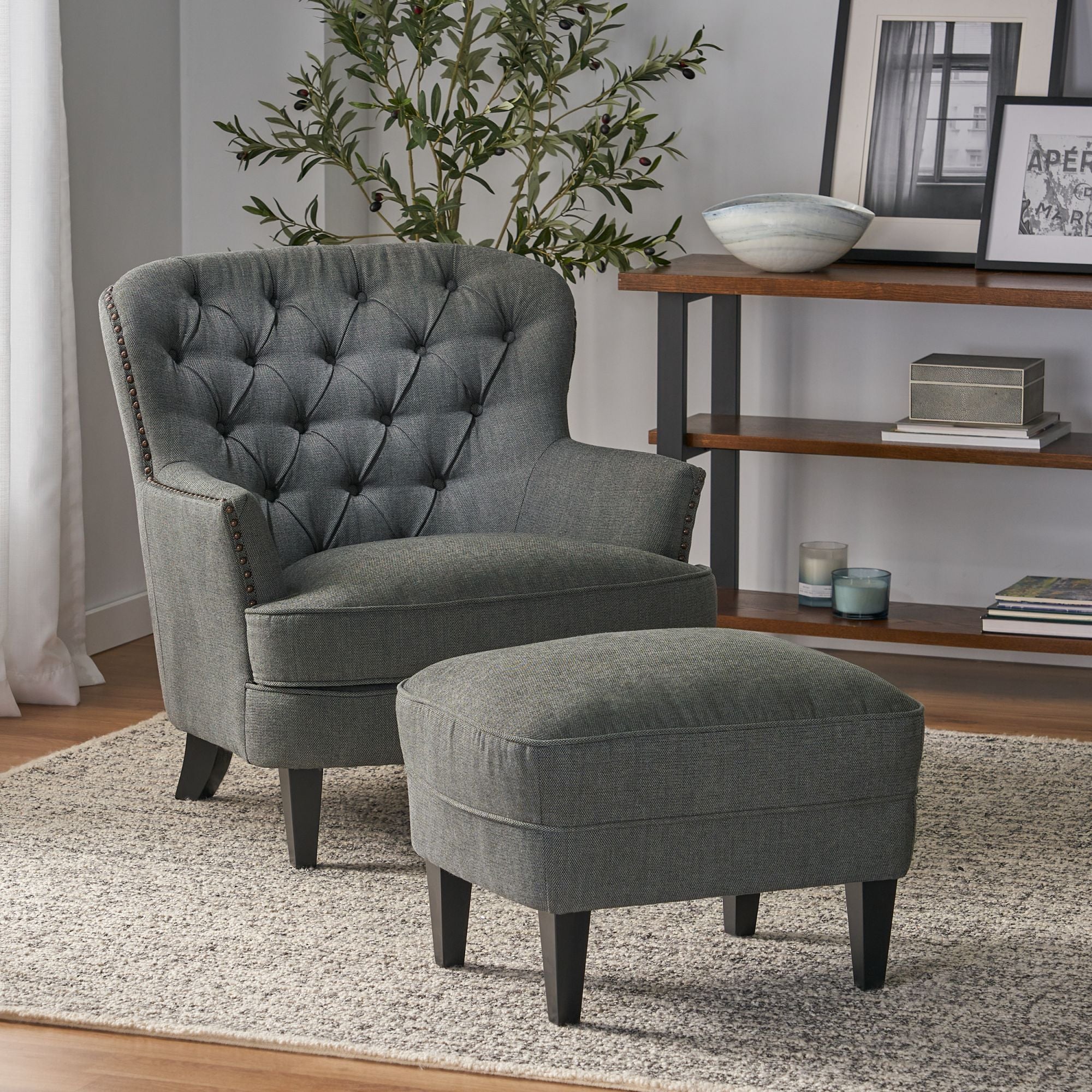 Ensemble de fauteuil club et ottoman en tissu gris moderne, fauteuil rembourré élégant, associé à un style ottoman